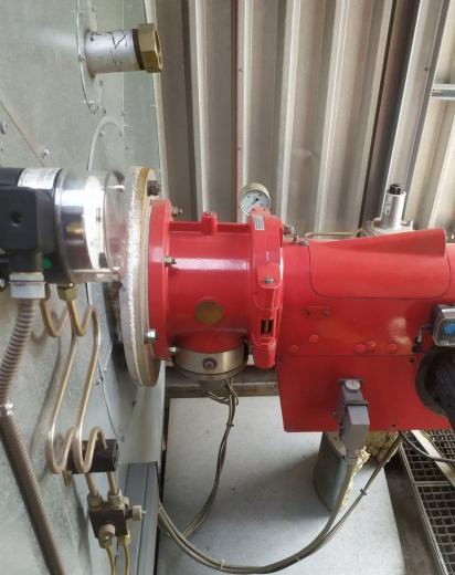 Palnik na gaz ziemny, płynny lub biogaz podłączony do kotła wodnego wysokotemperaturowego